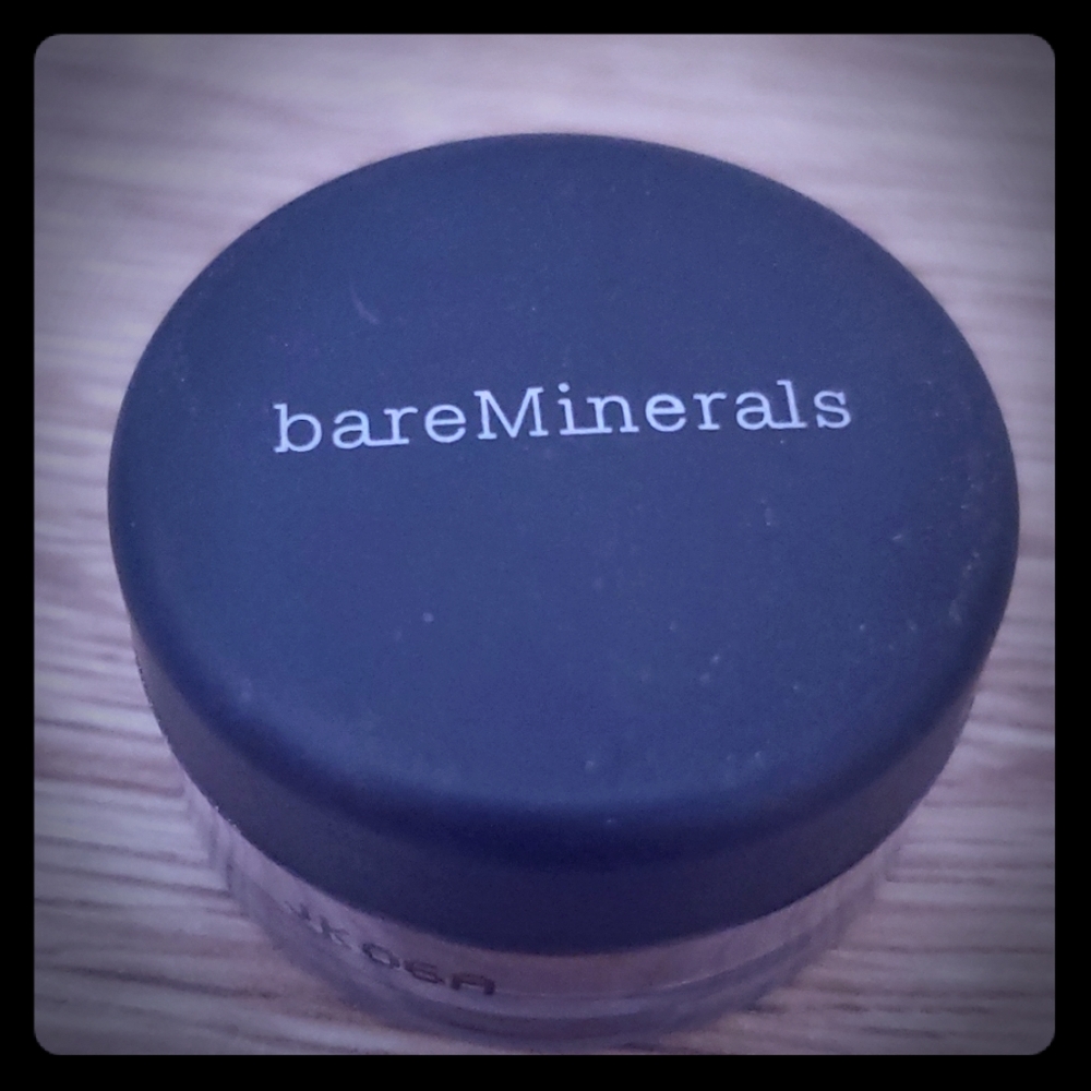 Bare Minerals loose eye shadow in Queen Tiffany